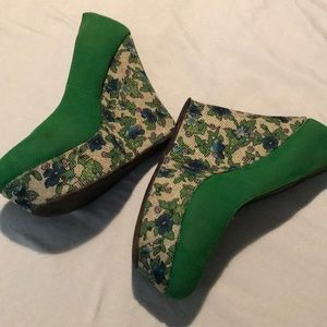🛍🎀bundle and save Green floral wedges